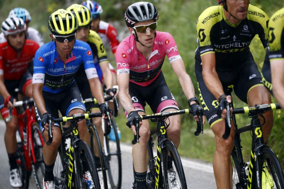 Esteban Chaves junto a su compañero de equipo, Simon Yates. / AFP