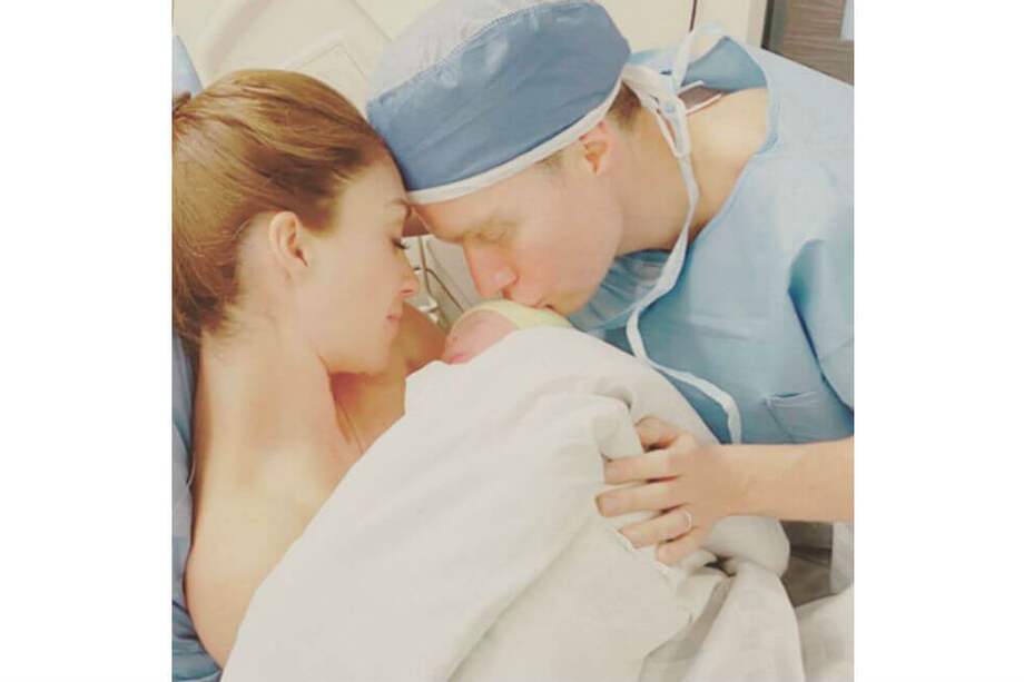 Anahí con su esposo y su segundo hijo. / Tomado de Instagram: @anahi