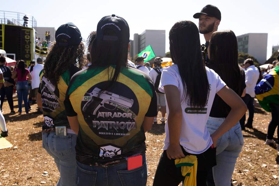 Simpatizantes del presidente de Brasil, Jair Bolsonaro, participan en una manifestación a favor del uso de armas, en Brasilia (Brasil). Desde su llegada a la Presidencia brasileña, Jair Bolsonaro tomó medidas para flexibilizar la venta y el porte de armas. En semanas recientes afirmó que "el arma de fuego en las manos de los ciudadanos de bien, más que defender a su familia, pasa a defender también a la patria".