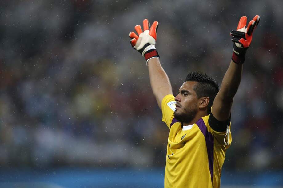El arquero de la selección de Argentina, Sergio Romero, celebra la clasificación a la final. / AFP