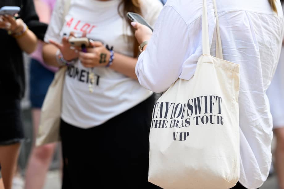 Fans se reúnen en Viena, Austria, tras la cancelación de los tres conciertos de la estadounidense Taylor Swift debido al riesgo de un ataque terrorista.