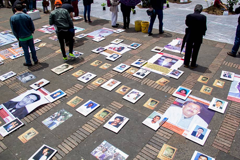 En Colombia se registraron más de 3.500 “falsos positivos” cometidos por agentes del Estado en varias regiones del país durante el gobierno de Álvaro Uribe Vélez.