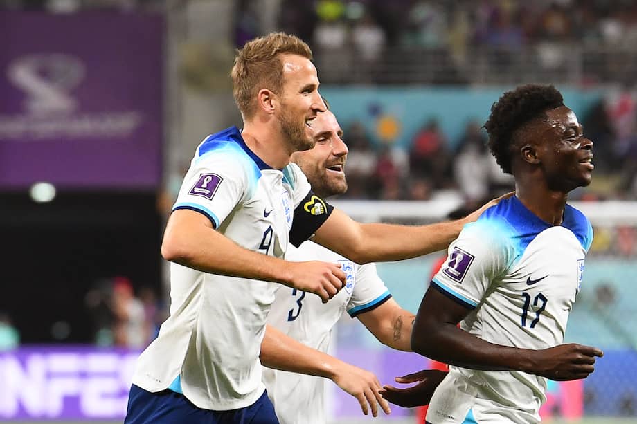 Harry Kane celebra con Bukayo Saka uno de los goles de Inglaterra contra Irán. // EFE/EPA/Neil Hall