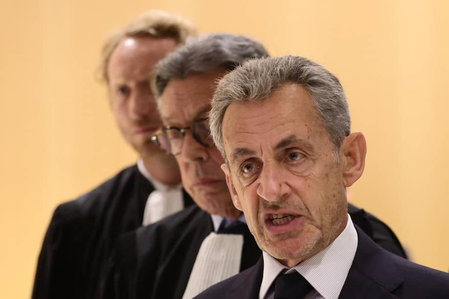 Foto de archivo, el expresidente francés Nicolas Sarkozy sale del tribunal en París, Francia, el 25 de septiembre de 2025.