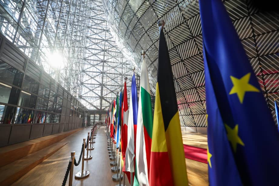 Vista de las banderas de los Estados miembros de la Unión Europea (UE) dentro del edificio Europa del Consejo de la UE.