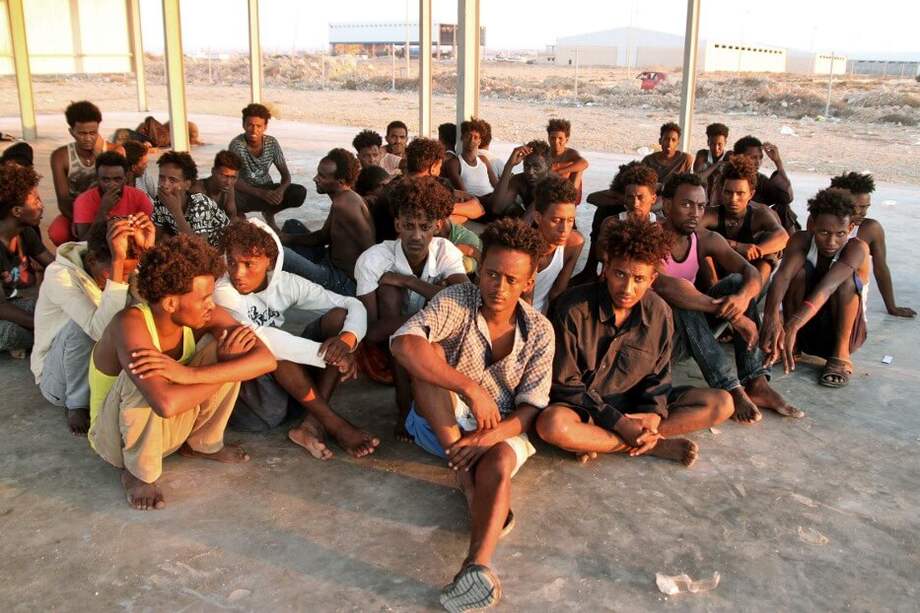 Cerca de 145 personas fueron rescatadas con vida tras el naufragio. / AFP