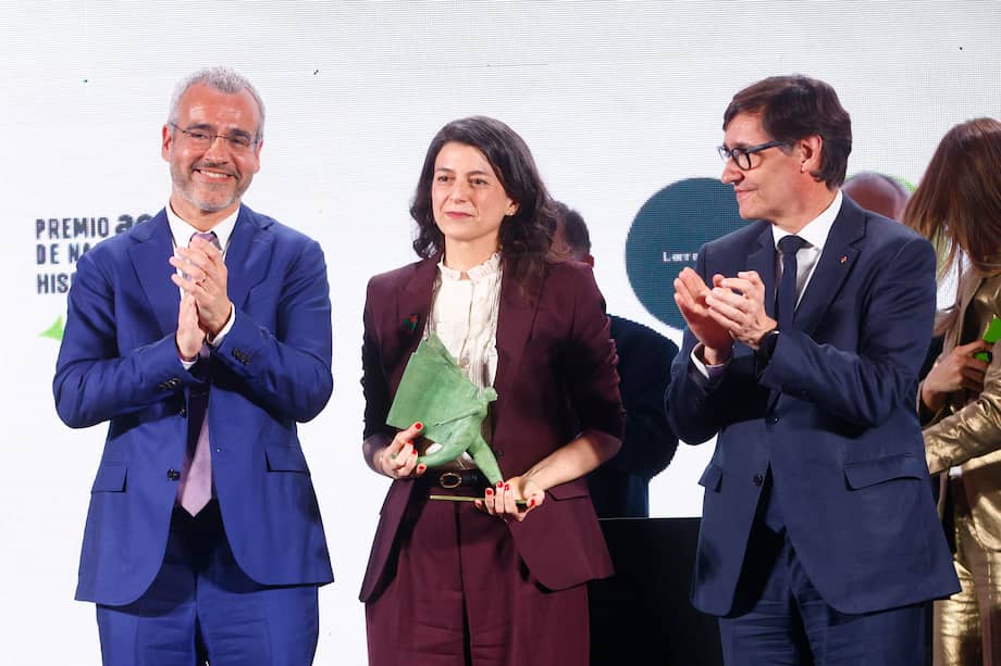 La argentina Samanta Schweblin gana el primer Premio Aena de Narrativa Hispanoamericana, acompañada por el presidente de AENA Maurici Lucena (i) y el presidente de la Generalitat de Cataluña Salvador Illa (d), en la gala del primer Premio Aena de Narrativa Hispanoamericana, dotado con un millón de euros, este miércoles en Barcelona. EFE/ Quique García