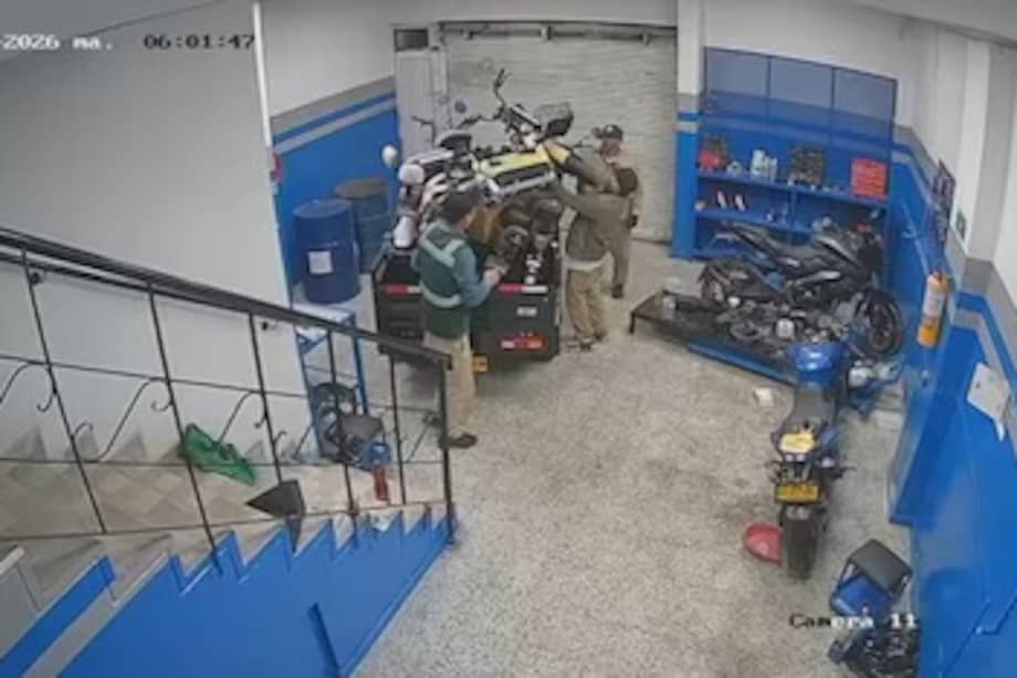 Según la denuncia, al menos 12 personas ingresaron al establecimiento entre el lunes 5 y el martes 6 de enero y retiraron, sin ser interrumpidos, gran parte del inventario y las herramientas del local. Las cámaras de seguridad registraron cómo los delincuentes cargaron la mercancía en cuatro y hasta cinco vehículos que ya tenían dispuestos para el traslado.