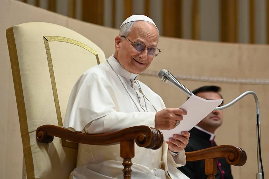 El Papa León XIV durante una reunión con los empleados de la Conferencia Episcopal Italiana.