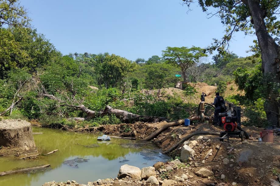 Operación ilegal con maquinaria pesada fue descubierta entre Ciénaga y Zona Bananera. El daño ambiental es crítico.