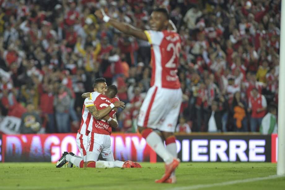 Independiente Santa Fe con una victoria asegurará su paso entre los ocho clasificados a cuartos de final de la Liga Águila. Foto: Cristian Garavito