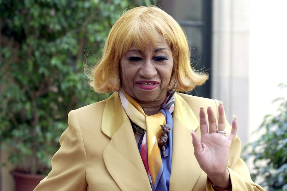 Fotografía de archivo del 26 de julio de 2001 de la cantante cubana Celia Cruz saludando durante una rueda de prensa en el marco del festival de verano Grec 2001 en Barcelona (España). EFE/Albert Olive ARCHIVO