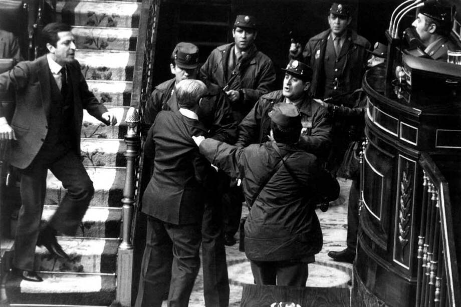 Madrid, 23 de febrero de 1981. El entonces presidente del gobierno, Adolfo Suárez (izq.) intenta socorrer al vicepresidente y teniente general Gutiérrez Mellado, en el intento de golpe de Estado. / EFE