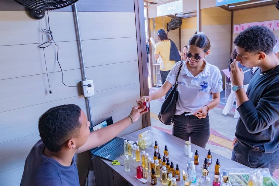 Jóvenes ofrecen sus productos dentro del campus universitario, mientras crece la polémica por las medidas de control y formalización impulsadas por la Rectoría.