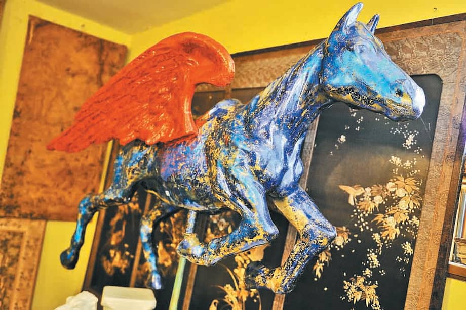 ‘El corcel alado’, proveniente del Carnaval de Venecia del año 1962, uno de los atractivos de la colección de Alfonso Guzmán Pinto. / Luis Ángel