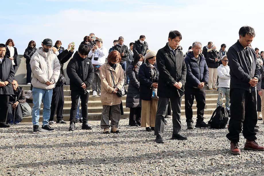 NATORI (Japón), 11/03/2025.- Minuto de silencio por las víctimas del terremoto ocurrido a las 14:46 en Natori, prefectura de Miyagi, Japón, el 11 de marzo de 2025. Japón conmemora el 14.º aniversario del terremoto de magnitud 9,0 y el tsunami que azotaron la costa noreste de Japón el 11 de marzo de 2011, lo que desencadenó el accidente nuclear en la central nuclear de Fukushima Daiichi de la Tokyo Electric Power Company, que causó más de 19.000 muertes relacionadas con el desastre y al menos 2.520 personas aún desaparecidas, según la Policía Nacional.