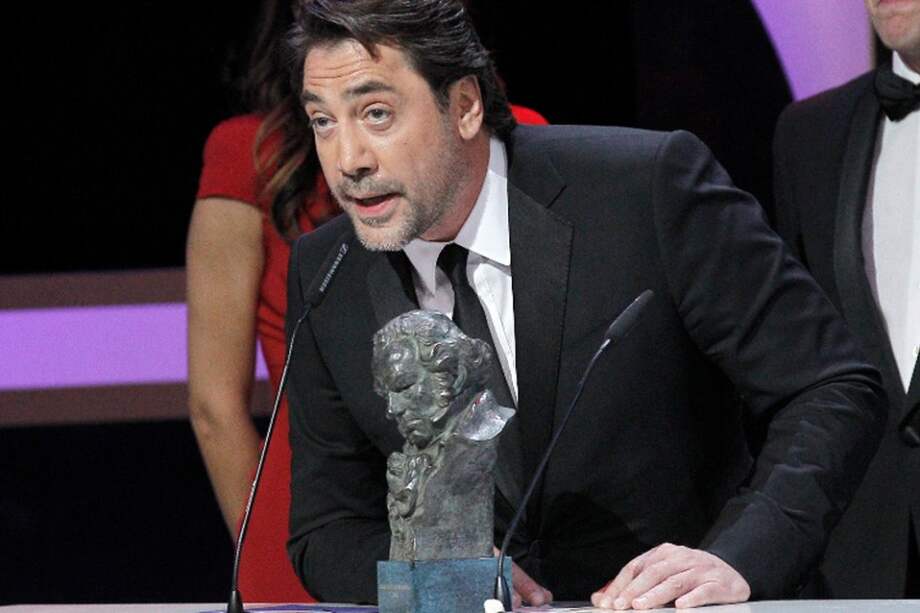 El actor Javier Bardem agradece el Goya a la mejor película documental que ha recibido por su trabajo de productor en "Hijos de las nubes, la última colonia". / Efe