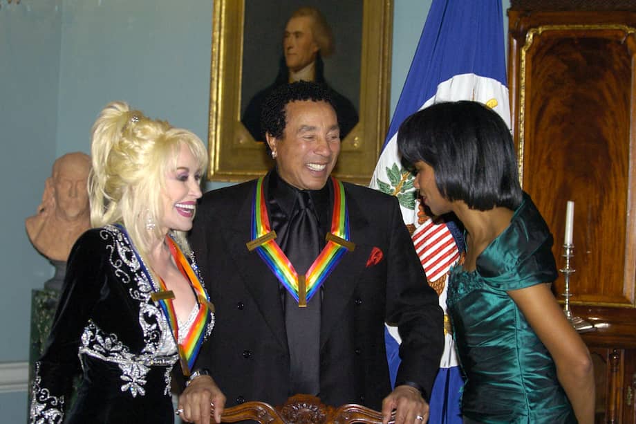 La cantante estadounidense Dolly Parton (izq.) y el cantante Smokey Robinson, galardonados con el premio Kennedy Center Honors, conversan con la secretaria de Estado de EE. UU., Condoleezza Rice (der.).