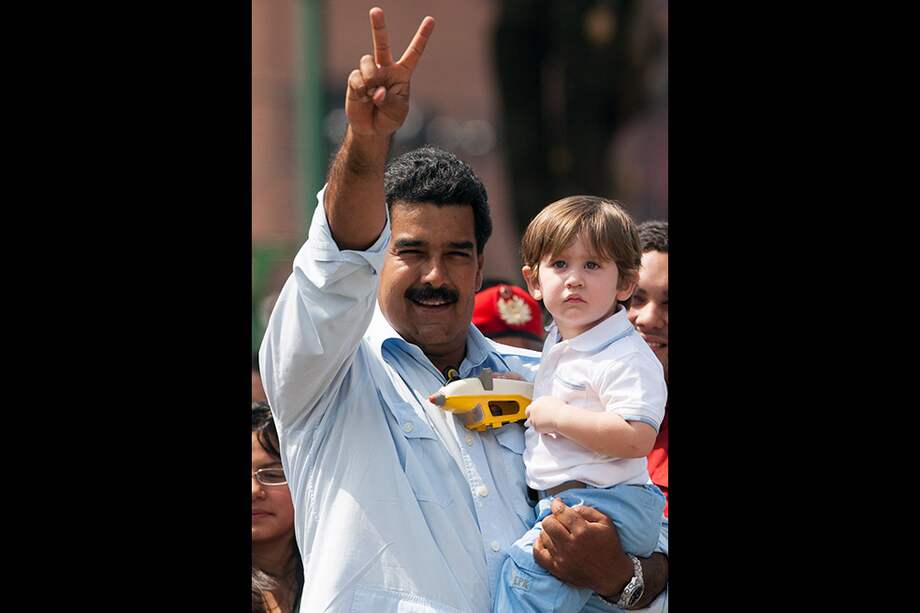 Nicolás Maduro posa al lado de su nieto en una imagen captada el día de su elección. / EFE