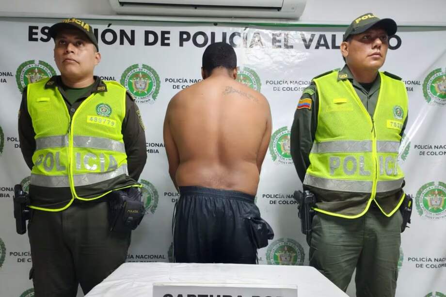 Los agentes del cuadrante sorprendieron al presunto criminal mientras transportaba y luego dejaba en el suelo el cuerpo sin vida de una mujer.