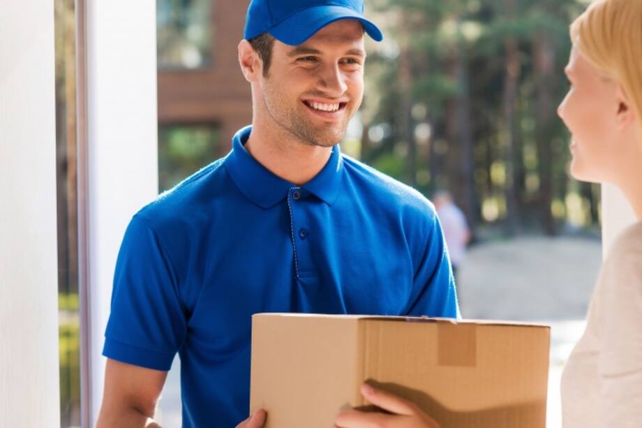 Mensajero entregando paquete a mujer