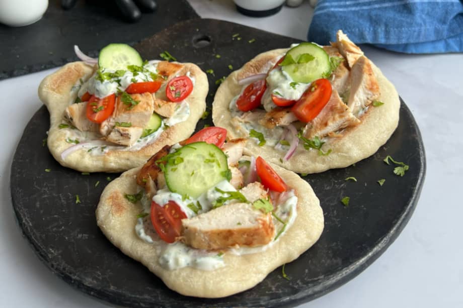 Sirve esta pita de pollo con tu aderezo favorito, pepino, tomate y tus vegetales favoritos.