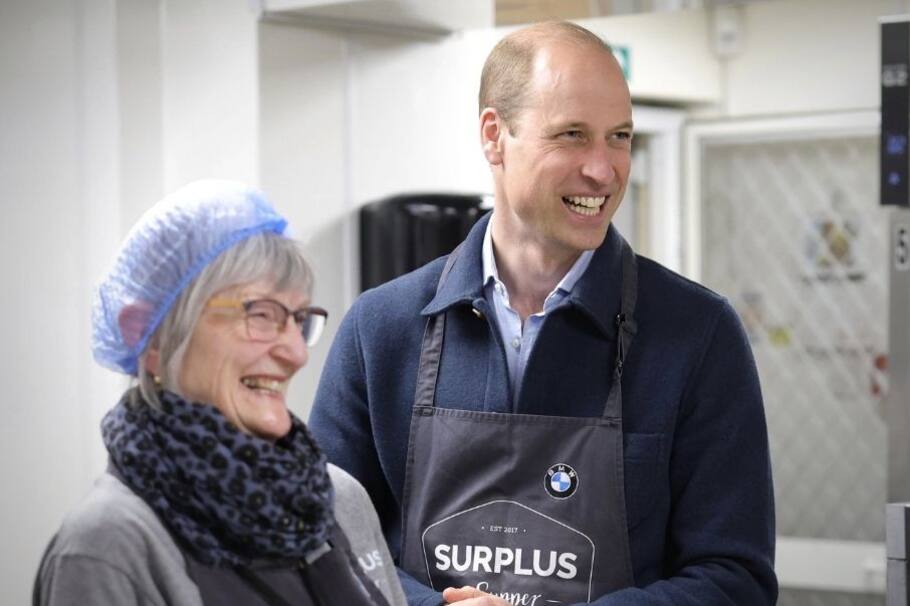 El príncipe William retomó sus actividades públicas al visitar una organización benéfica en Londres.