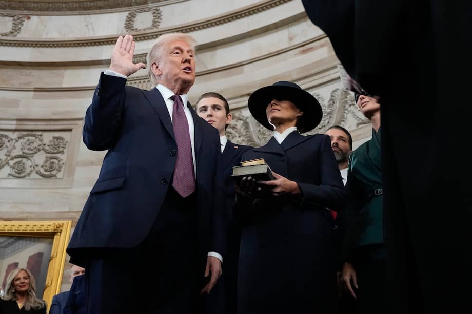 Donald Trump es juramentado como el 47º presidente de los Estados Unidos por el presidente de la Corte Suprema, John Roberts, mientras Melania Trump sostiene la Biblia.