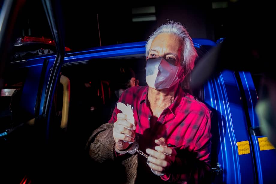 Las fuerzas de seguridad de Guatemala trasladan arrestado al reconocido periodista guatemalteco José Rubén Zamora, presidente de El Periódico.