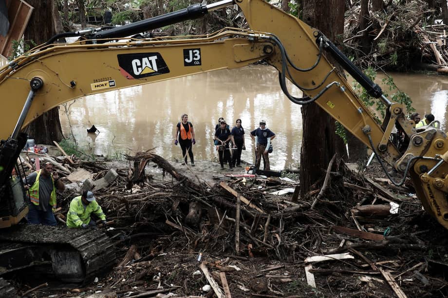 Los equipos de primera respuesta trabajan en la zona donde se registraron las inundaciones en el estado de Texas.
