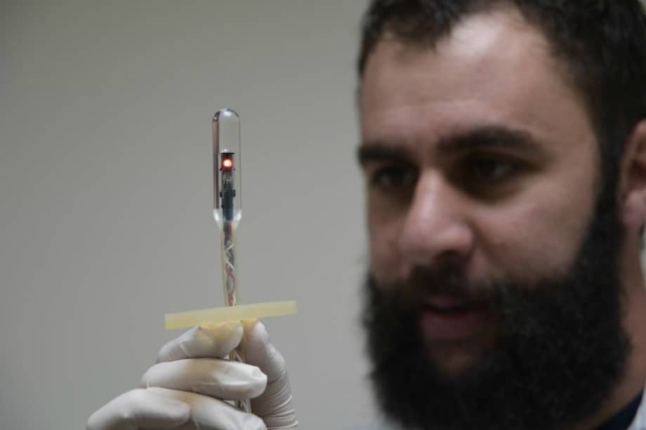 Pablo Vallejo, doctor en psicología de la Universidad de Granada y director del Sex Lab. Acá sostiene un fotopletismógrafo vaginal. / Fotos: Mauricio Alvarado