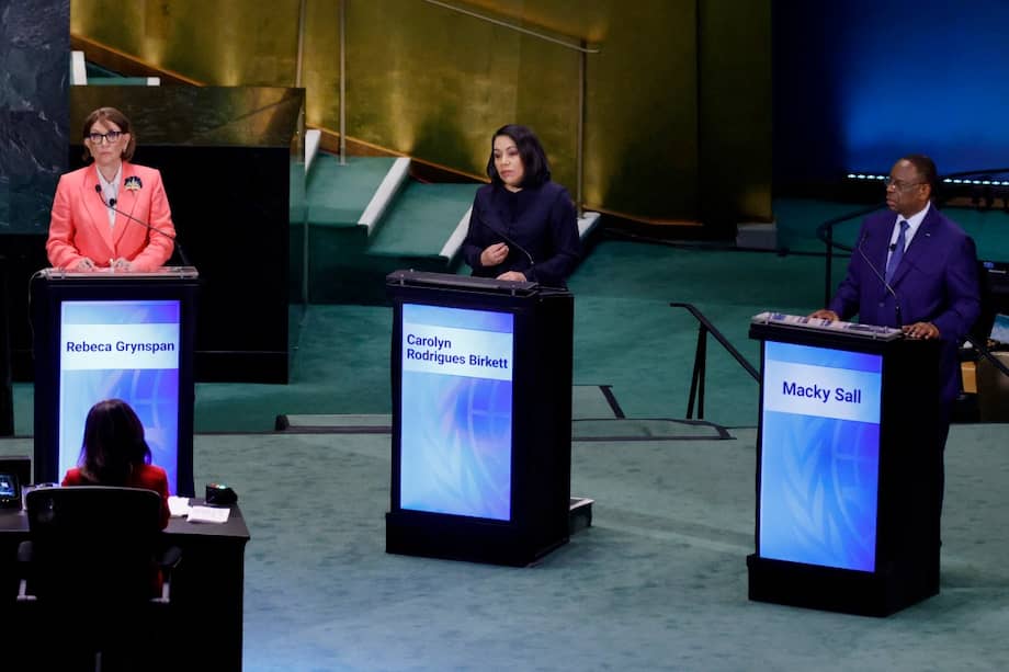 (De izquierda a derecha) Los candidatos al cargo de Secretario General de las Naciones Unidas —la economista costarricense y Secretaria General de la UNCTAD, Rebeca Grynspan; la exministra de Asuntos Exteriores de Guyana, Carolyn Rodrigues Birkett; y el expresidente de Senegal, Macky Sal, participan en un debate.