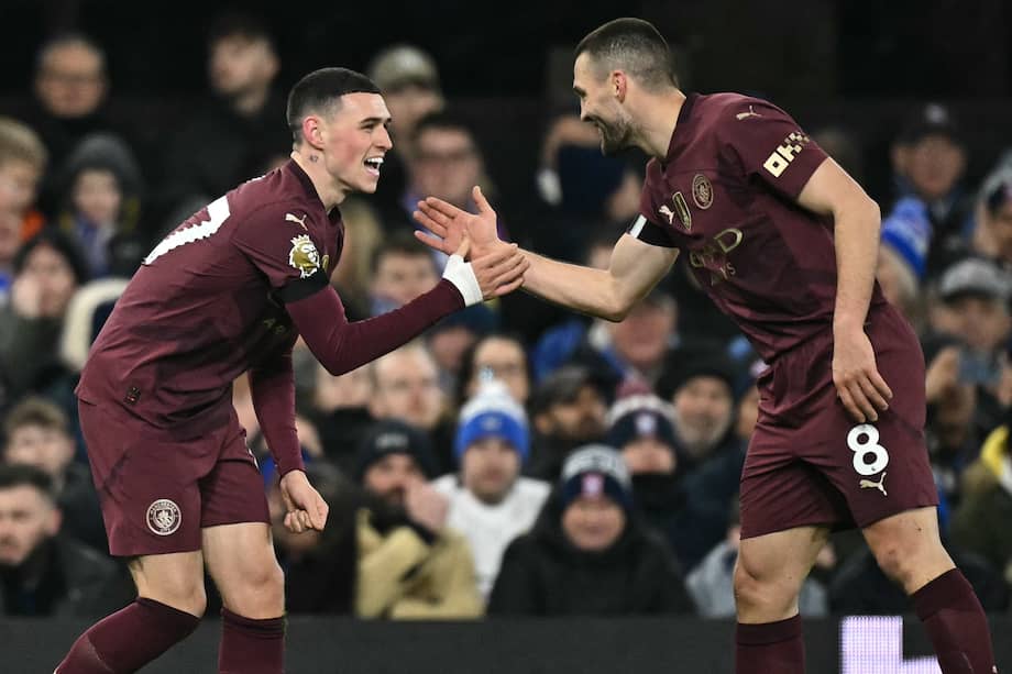 Phil Foden (izq.) abrió el marcador en la goleada de Manchester City sobre Ipswich.