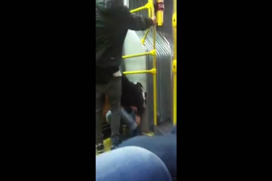 Imagen tomada del video que circula en Facebook, en el que una joven se orina en un Bus de Transmilenio.