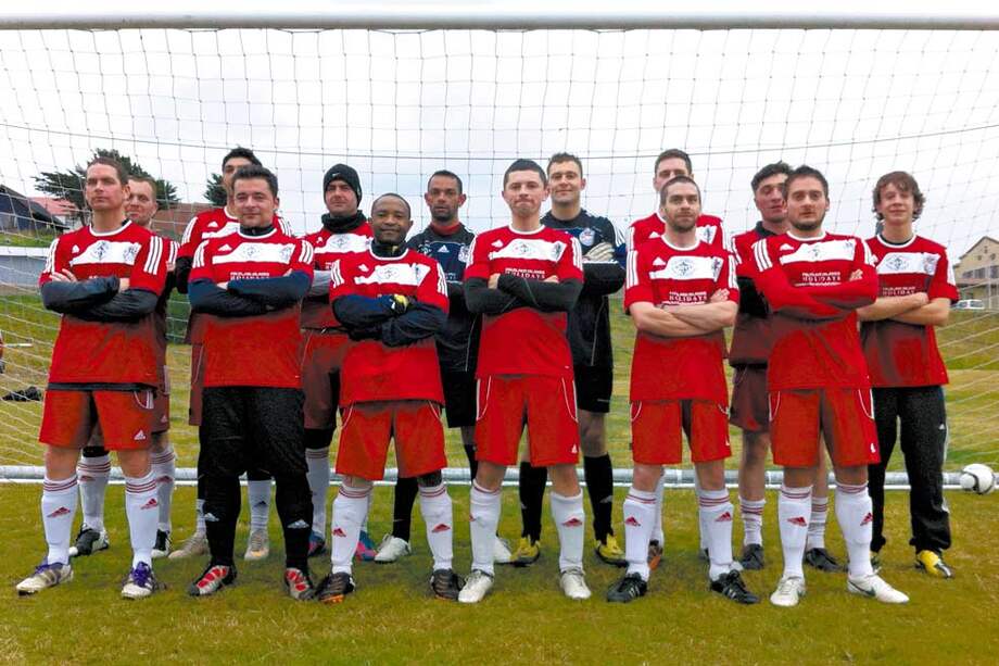 La postal de la selección de las islas Malvinas, formada en el irregular campo de la escuela de Puerto Stanley. / Diego Alarcón