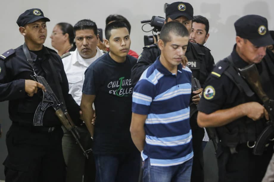 El pastor evangélico Juan Rocha (Centro-camiseta negra) antes de ser sentenciado a 36 años de prisión por haber secuestrado y asesinado en una hoguera a Vilma Trujillo. / AFP.