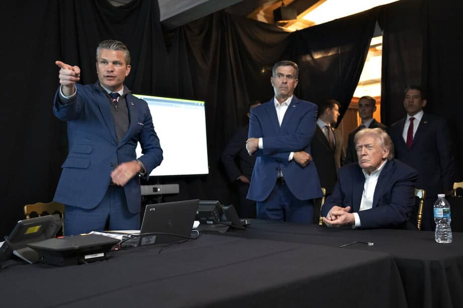 El presidente Donald Trump (derecha), sigue la situación en Venezuela junto con el secretario de Guerra, Pete Hegseth (izquierda), y el director de la CIA, John Ratcliffe.