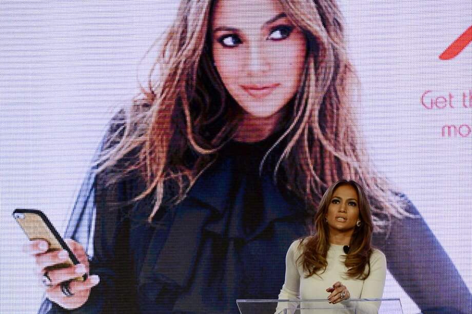 Jennifer Lopez durante el lanzamiento de Viva Movil.