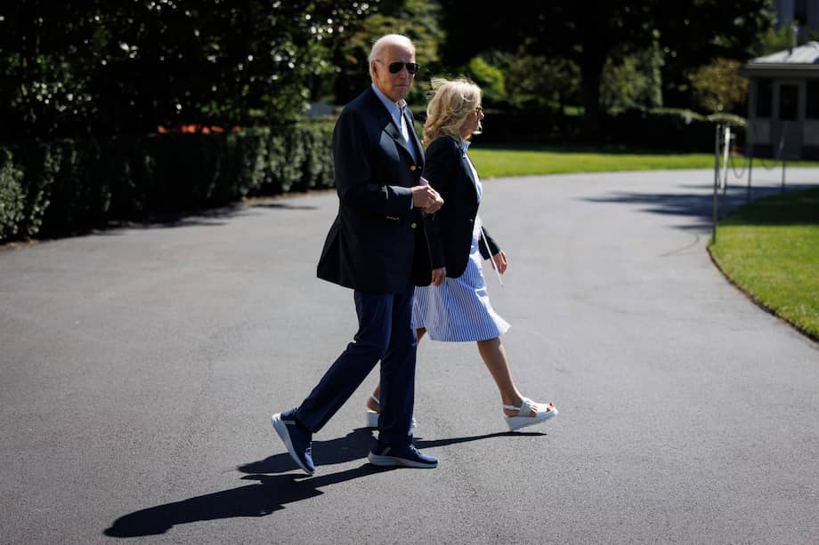 El presidente Biden y su esposa Jill subieron a un helicóptero para hacer un recorrido aéreo sobre las zonas más impactadas por el ciclón Idalia, que el miércoles entró como un huracán mayor por el noroeste de Florida.