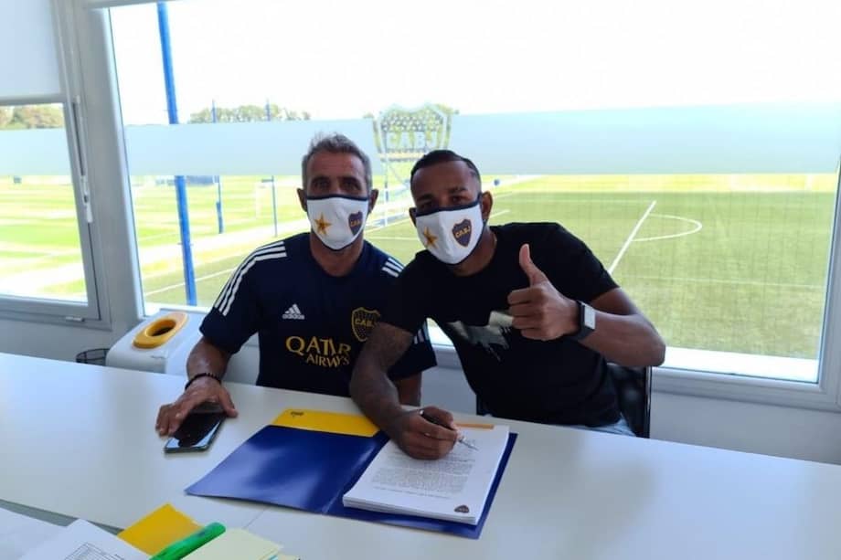 Sebastián Villa junto a Raúl Cascini en la firma de la renovación en Boca Juniors.