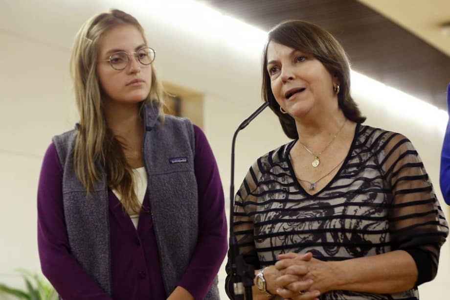 Mitzi Capriles (c), esposa del alcalde metropolitano de Caracas, Antonio Ledezma, detenido por una supuesta conspiración contra el Gobierno de Venezuela. / EFE