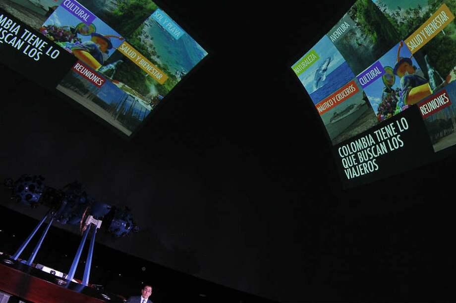 El mincomercio, Sergio Díaz-Granados, presentó en el Planetario de Bogotá la campaña ‘Colombia, Realismo Mágico’. / Gabriel Aponte