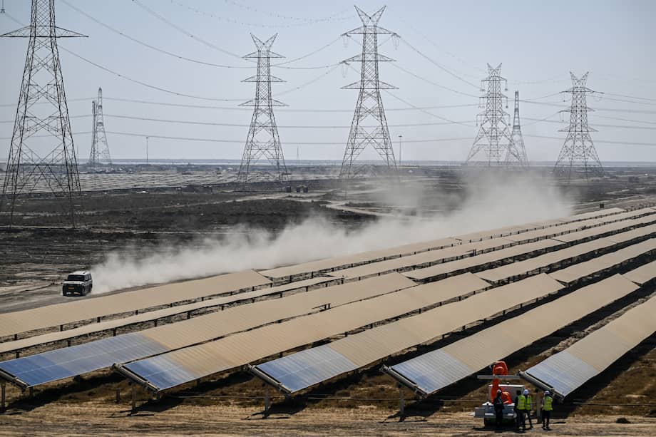 India alcanza un "hito" en energía limpia, pero el carbón sigue dominando