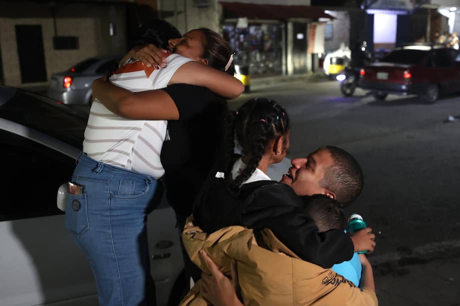 Leomar Guerra abraza a sus hijos tras ser excarcelado del centro penitenciario Rodeo 1 este viernes, en Guatire (Venezuela).