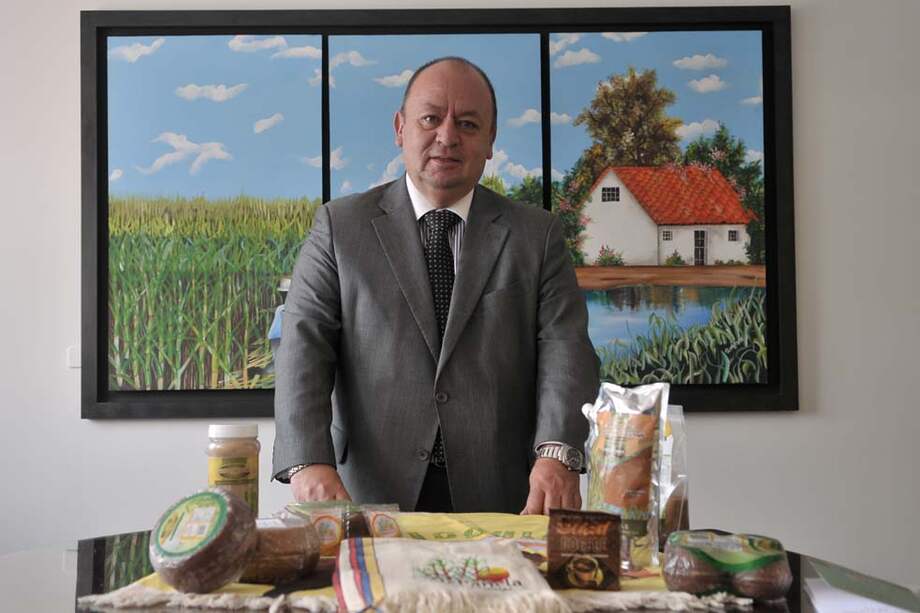 Según Leonardo Ariza, el mundo se pasó a los endulzantes naturales. Por eso, la panela se exporta a tres continentes./ Gustavo Torrijos