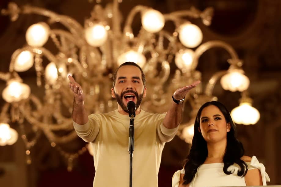 El actual presidente y ganador de la reelección de El Salvador, Nayib Bukele, habla desde el Palacio Nacional junto a su esposa Gabriela Rodríguez de Bukele, hoy en San Salvador (El Salvador).