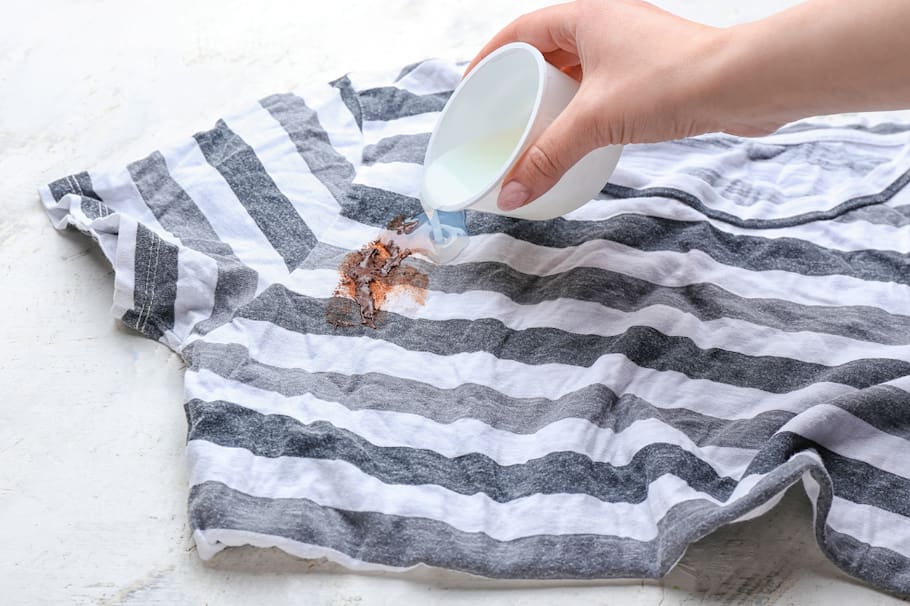 Te revelamos los trucos que necesitas conocer para quitar manchas de grasa en la ropa. Dile adiós a las manchas difíciles y deja tu ropa como nueva con estos sencillos métodos caseros. Descubre cómo eliminar la grasa de manera eficaz y sin dañar tus prendas favoritas.