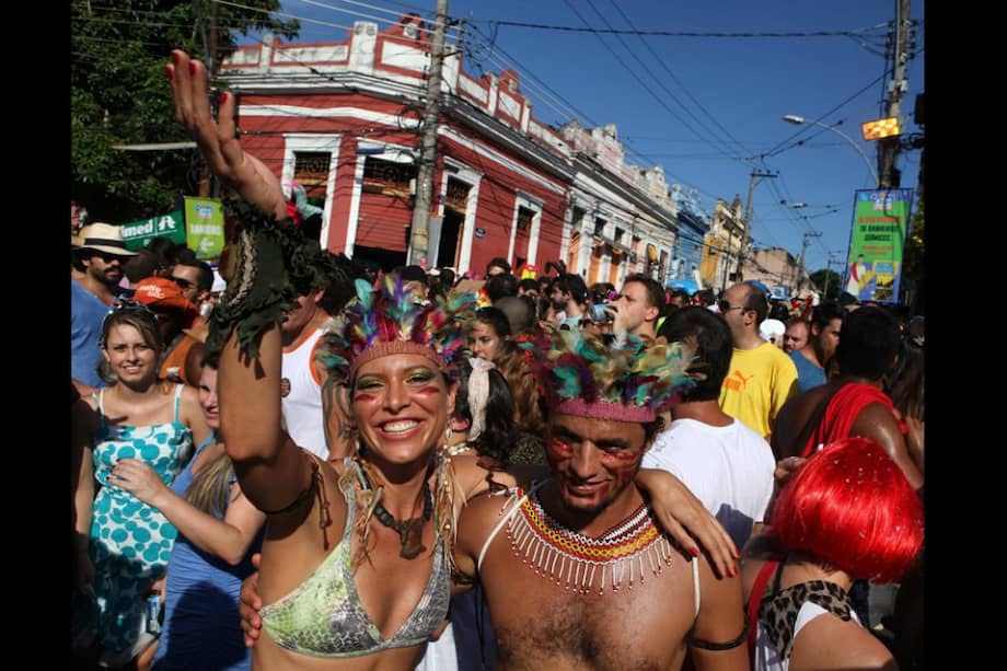La asociación del carnaval "Céu na Terra" festeja en las calles de Brasil./ EFE