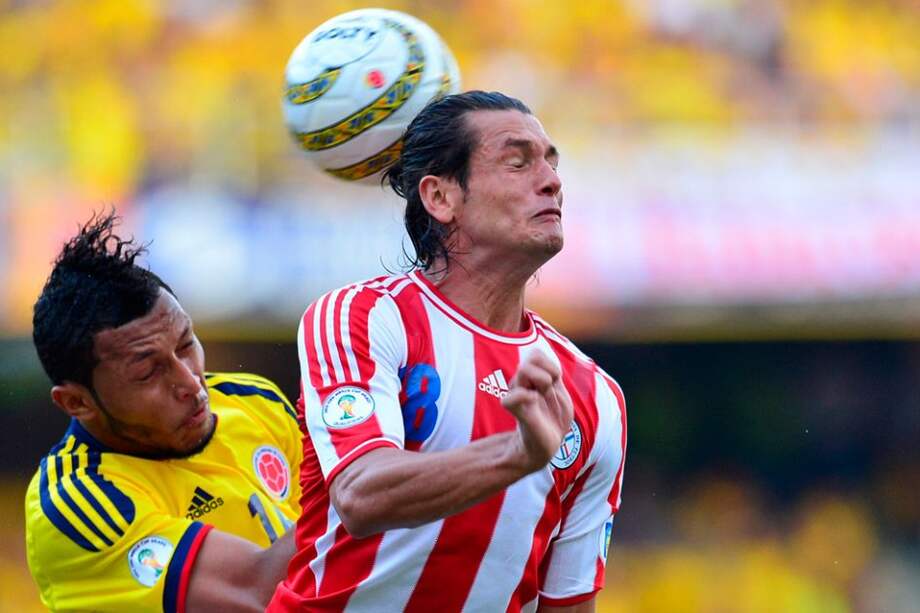 El paraguayo Nelson Haedo Valdez es marcado por Carlos Valdes. / AFP