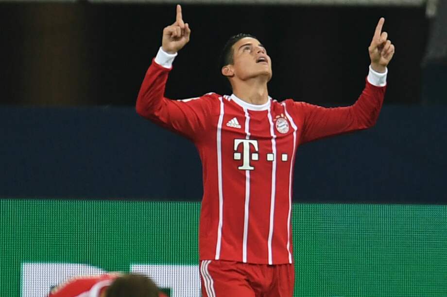James Rodríguez festeja el gol que anotó este martes en la victoria de Bayern Múnich ante Schalke 04. / AFP